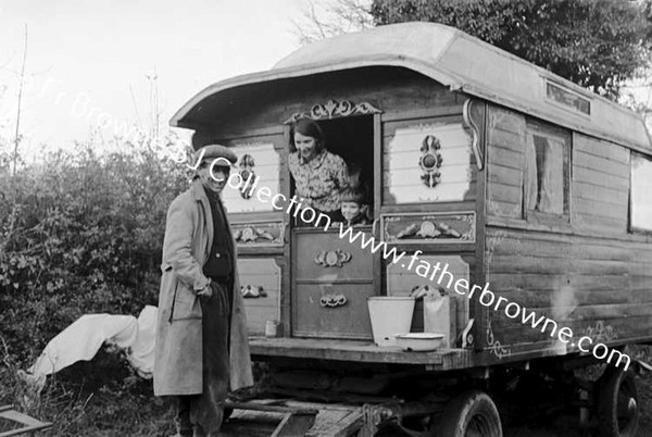 MR BYRNE WITH CUREWA CARAVAN AT NEW INN